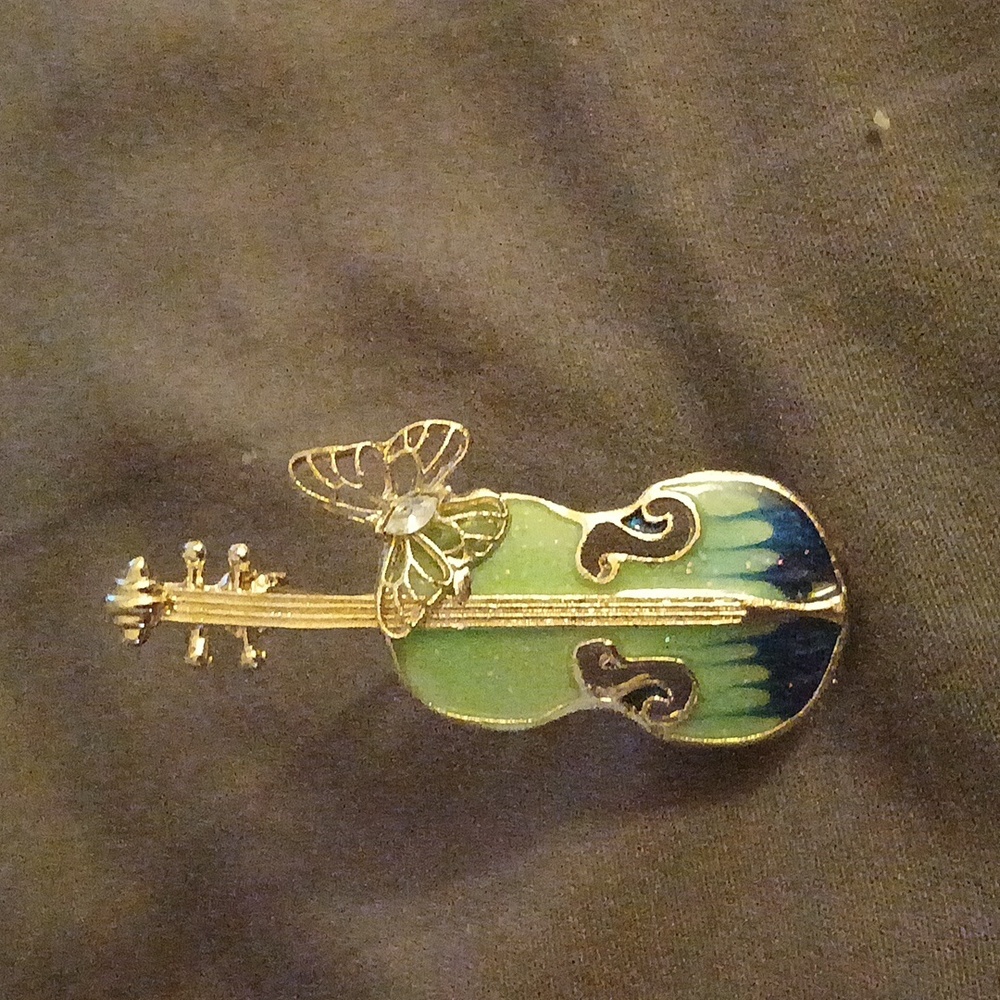 Violin brooch
